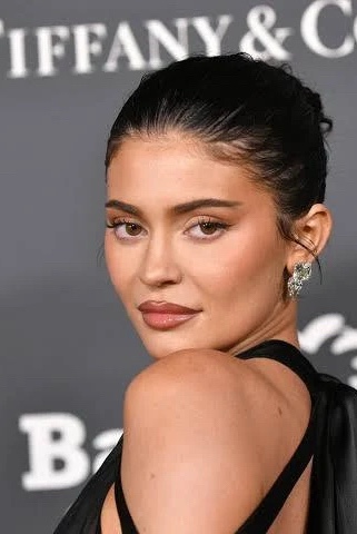 Chat with Kylie Jenner - Flipped.Chat - AI Character Chatbot